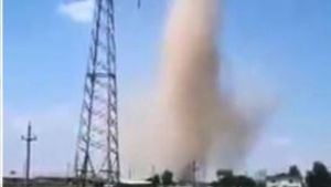 Fenomen meteo rar în România. O tornadă de nisip filmată în Tulcea. VIDEO
