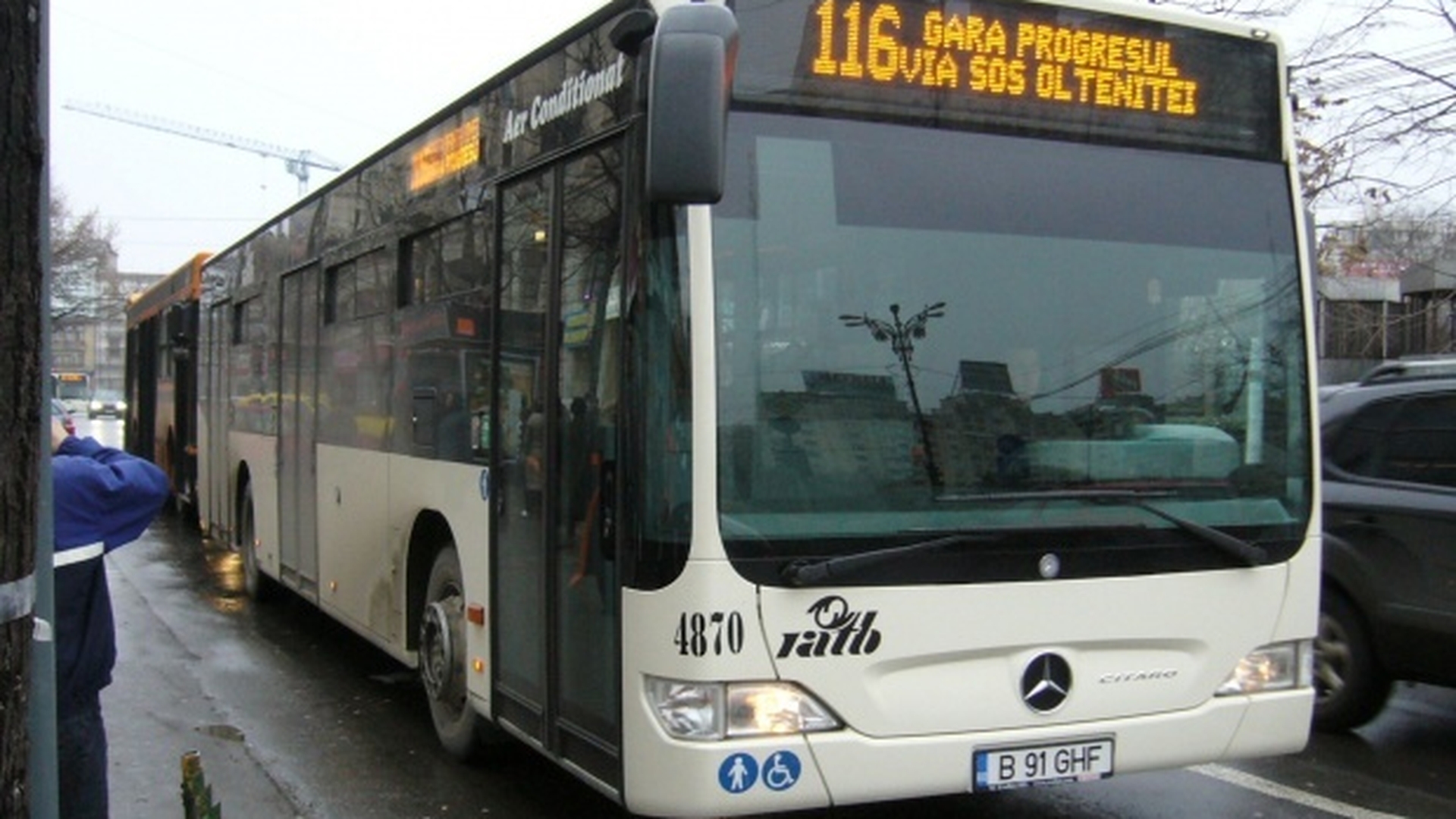 Accident grav în Capitală. O maşină a lovit şase oameni după ce a intrat într-o staţie RATB