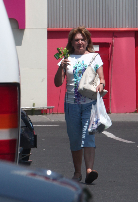 Maria Băsescu preferă să-şi facă în linişte cumpărăturile, fără să fie ajutată de vreun SPP-ist