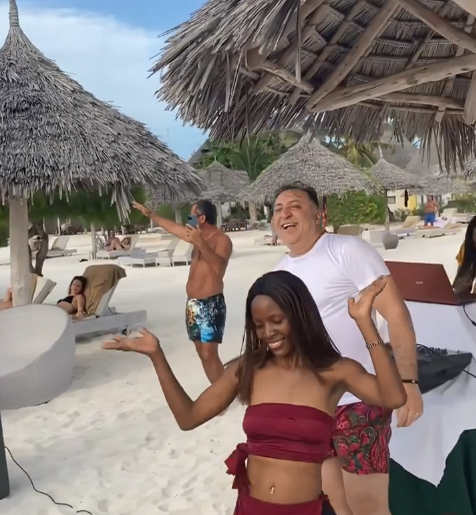 Au răsunat manelele pe plaja din Zanzibar