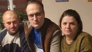 Alexandru Cumpănașu, fotografiat alături de părinții Alexandrei Măceșanu. Un detaliu surprizător a atras atenția