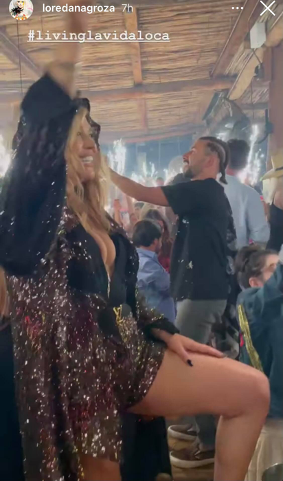 Loredana Groza s-a distrat pe mese, până dimineață, la Tulum
