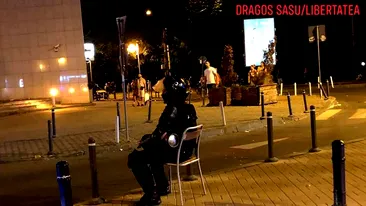 Povestea din spatele fotografiei virale cu jandarmul care stă pe scaun, după protestul din Piața Victoriei!