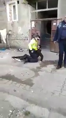 VIDEO. Poliția în acțiune, varianta Moinești! Cum a încercat un agent să imobilizeze un infractor