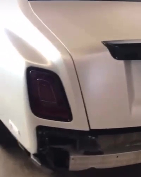 A vrut să fie "zmeu" cu-n Rolls Royce Phantom, dar i-a provocat daune de 100k €