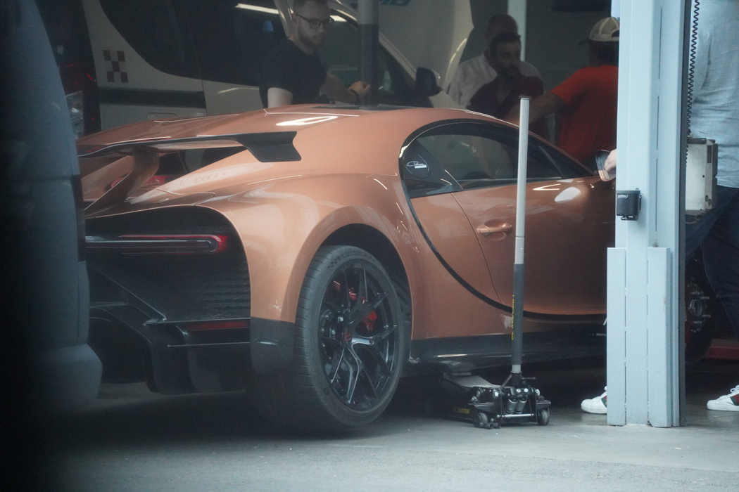 Bolidul Bugatti, de 5,4 milioane de euro, al fraților Tate a ajuns pe butuci (Foto: CANCAN.RO)