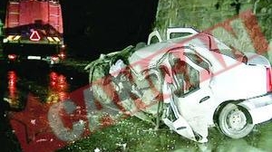 S-au izbit cu masina de piciorul podului