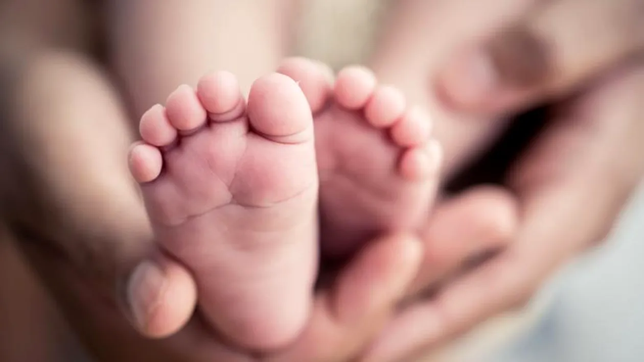 Un operator 112 a salvat un bebeluș de la moarte: ”Doamnă, puneţi mâna sub copil, îl ţineţi întins pe mână și...”