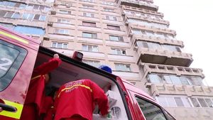 O femeie din Capitală s-ar fi aruncat de la etajul 6. A fost găsită dezbrăcată