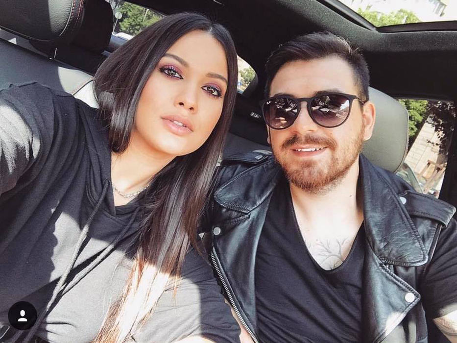 Betty Salam, glumă deocheată cu logodnicul ei, care ar putea intra în închisoare! Imaginea e publică şi este INTERZISĂ MINORILOR