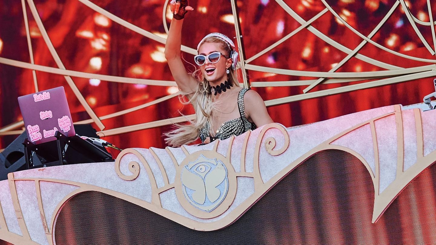 Paris Hilton va mixa la un festival din România. Suma exorbitantă pe care o cere