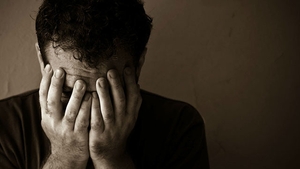 Un tânăr din Suceava este măcinat de îndoieli! O trădare i-a distrus încrederea în iubire