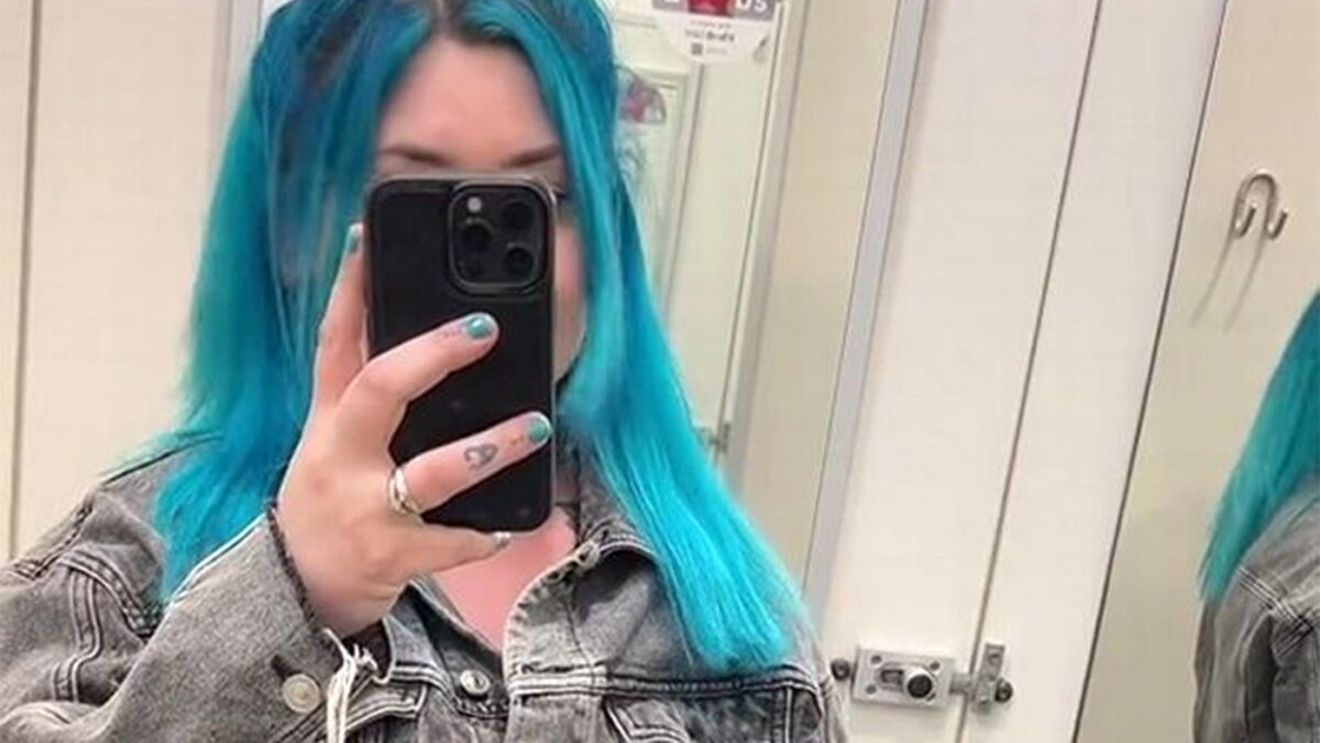 Motivul pentru care tânăra din imagine nu poate găsi blugi care să i se potrivească. Ce "problemă" are, de fapt