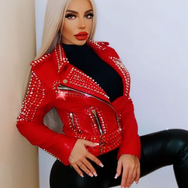 Reby are 65.000 de urmăritori pe care îi „premiază” cu postări hot
