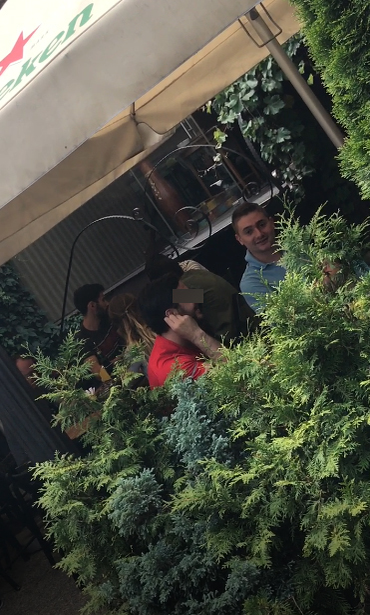 "Prinţişorul vinului", alături de un apropiat, la o terasă din zona Floreasca a Capitalei