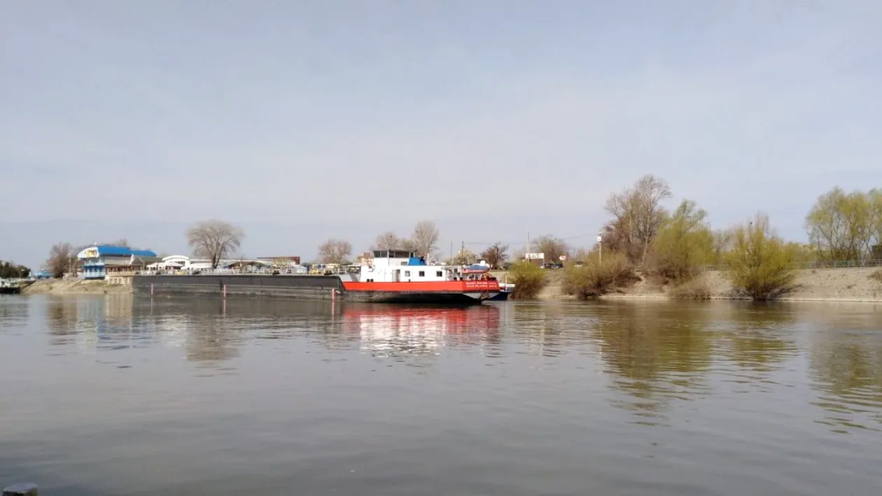 Urgență pe Dunăre. La un pas de dezastru ecologic, 35 de tone de produse petroliere au ajuns în apă
