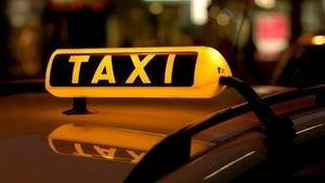 Un șofer de taxi din Iaşi a fost bătut cu bestialitate de trei clienți. Motivul este halucinant