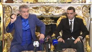 Gigi Becali, show la prezentarea noului antrenor al FCSB: ”Care ați luat, mă, haina? Dă, bă, haina!” VIDEO