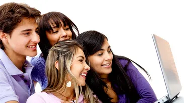 Adolescentii romani stau, in medie, sapte ore pe zi la TV sau computer