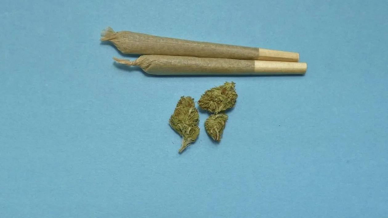 Un constănțean care vindea pe stradă joint-uri cu 10 lei, prins în flagrant