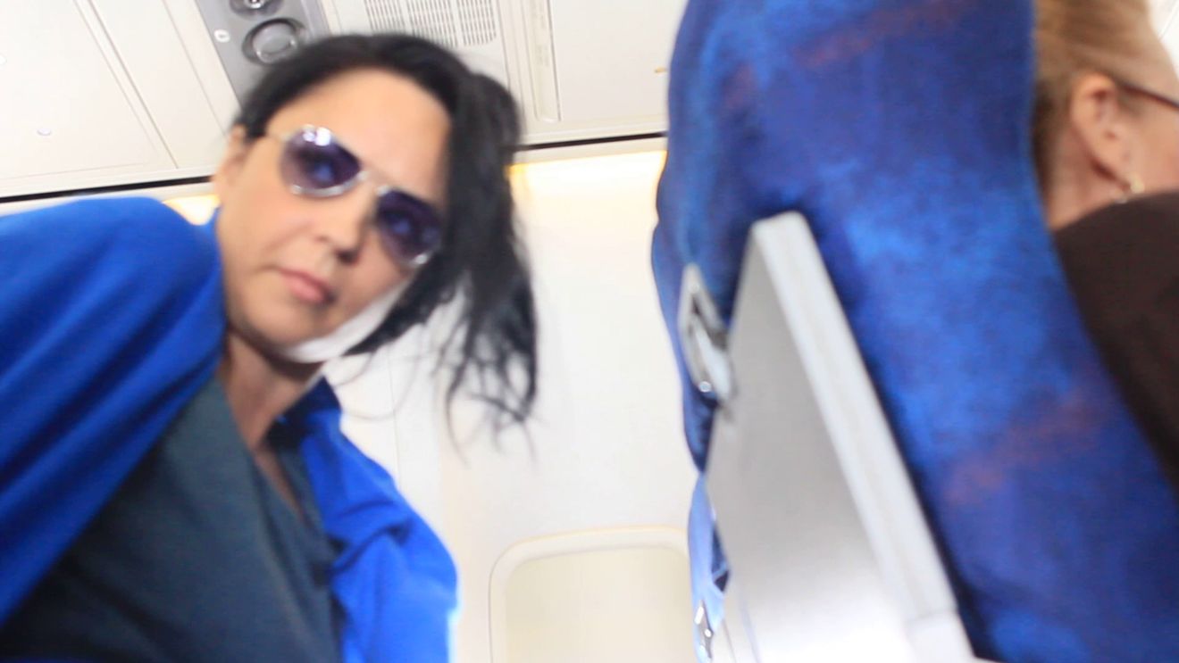 Imagini exclusive cu “Zana” atipita din avion! Andreea Marin, rapusa de oboseala la intoarcerea de la Milano!