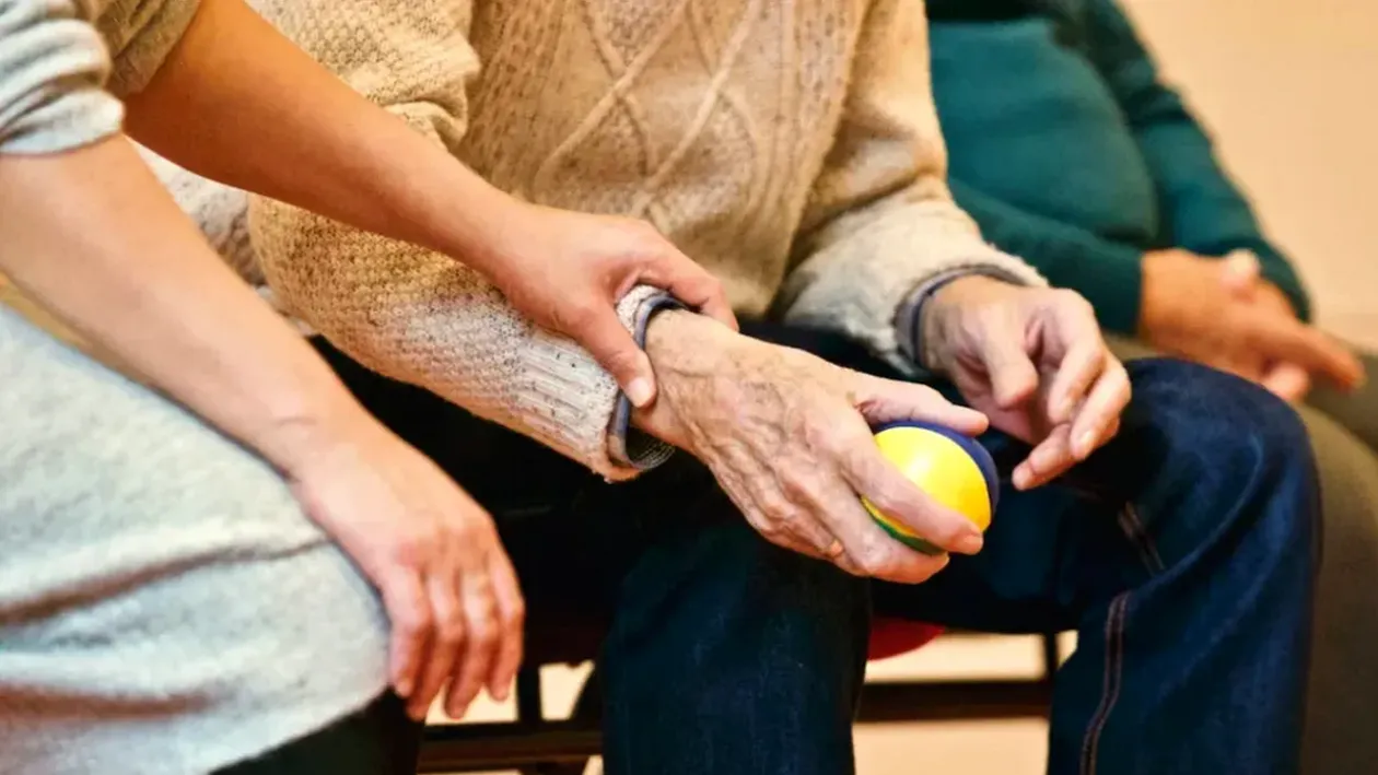 Un nou azil al groazei a fost descoperit. Bătrânii, fără mâncare și pedepsiți în subsolul unei clădiri private din Pitești