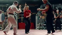 Celebrul JOHN CENA, aşa cum nu l-ai mai văzut niciodată până acum. A parodiat un luptător din filmul „Karate Kid“