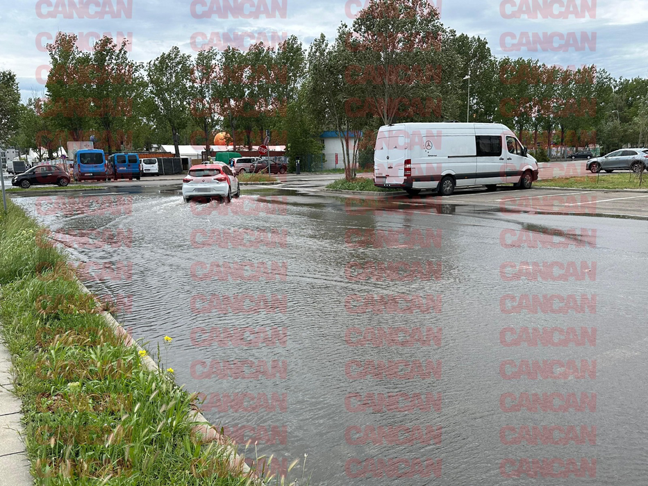 Parcările din Mamaia, inundate / sursă foto: Cancan.ro