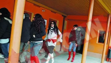 Superoferta la bordel: Doua fetite la pret de una