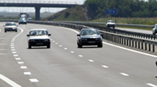 VIDEO Accident mortal pe A1! Un TIR a lovit un vehicul pe care l-a proiectat intr-o pasarela!