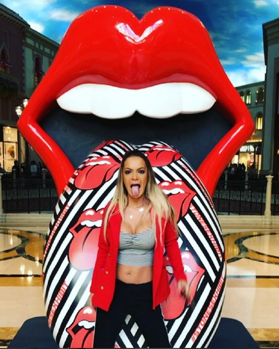 Andreea Antonescu a făcut valuri cu mesajul din miez de noapte: „Citeşte o carte! Suge-o…”