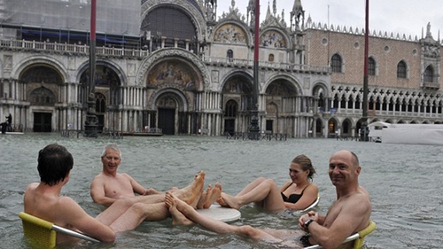 Romantica Veneţie se scufundă, dar oamenii se comportă normal! Imagini incredibile cu turiştii aflaţi în vacanţă în aceste momente