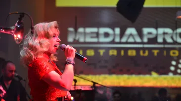 Inca o aparitie-soc! Loredana s-a prezentat la un eveniment monden cu toata lenjeria intima la vedere! Inclusiv port-jartierul!