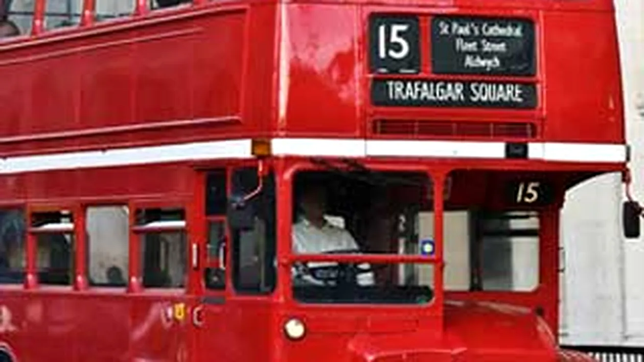 INCREDIBIL! Un sofer de autobuz a oprit un autobuz cu pasageri in plin trafic, pentru a se ruga