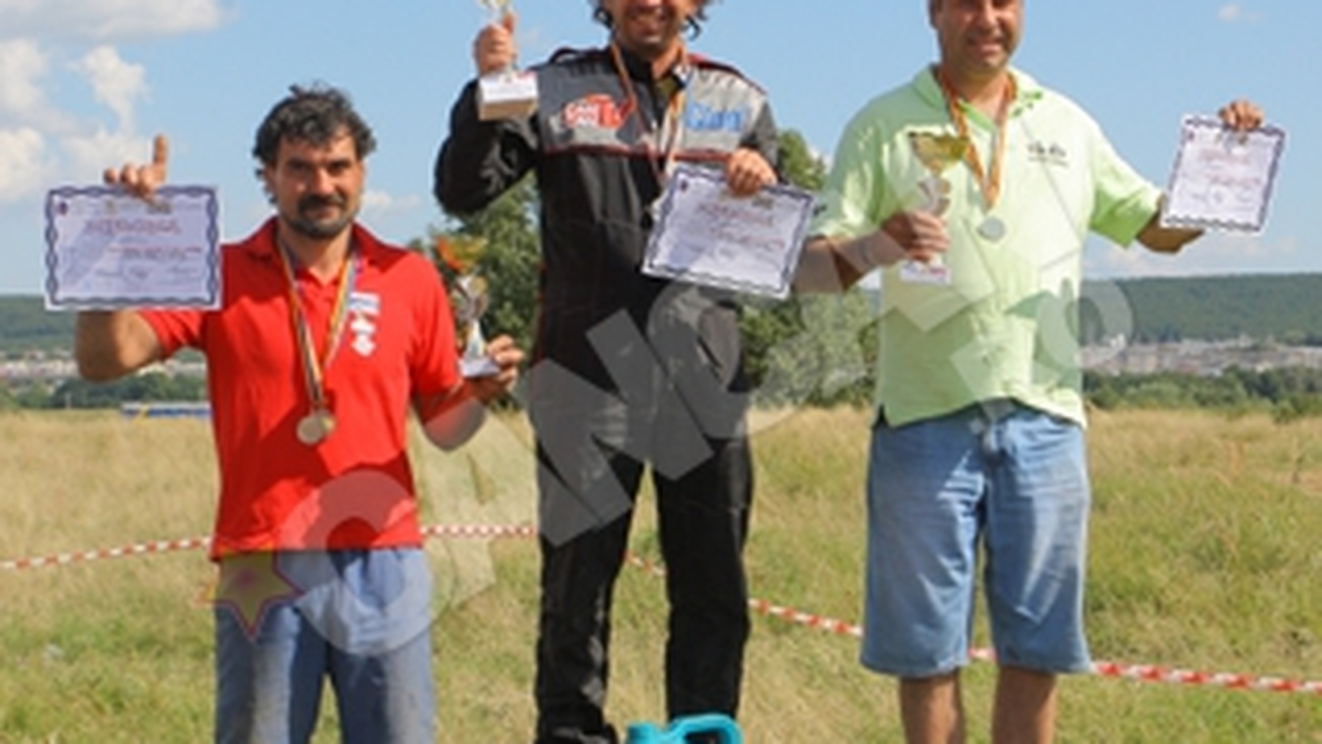 Fotoreporterul CANCAN Robert Vissa a castigat o noua etapa la Rally Cross!