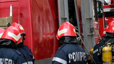 Incendiu violent la un hotel din Păltiniș! Peste 100 de persoane au fost evacuate, pompierii intervin de urgență