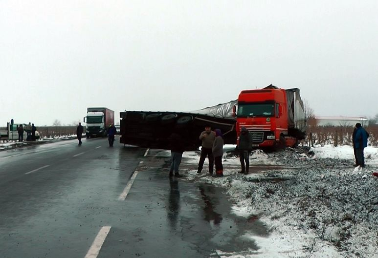 Cutremurător. Un bărbat s-a sinucis după ce și-a înjunghiat soția. S-a urcat la volan, a intrat pe contrasens și…