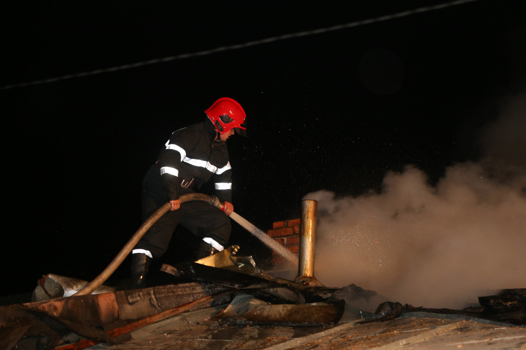 INCENDIU DE PROPORŢII pe o stradă din sectorul 5 al Capitalei! Mai multe case au luat foc! Una dintre victimele care au reuşit să se salveze: ”E iadul pe pământ!