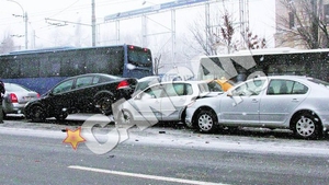 Accidente in lant din cauza conducatorilor neatenti! S-a urcat cu masina pe alt sofer