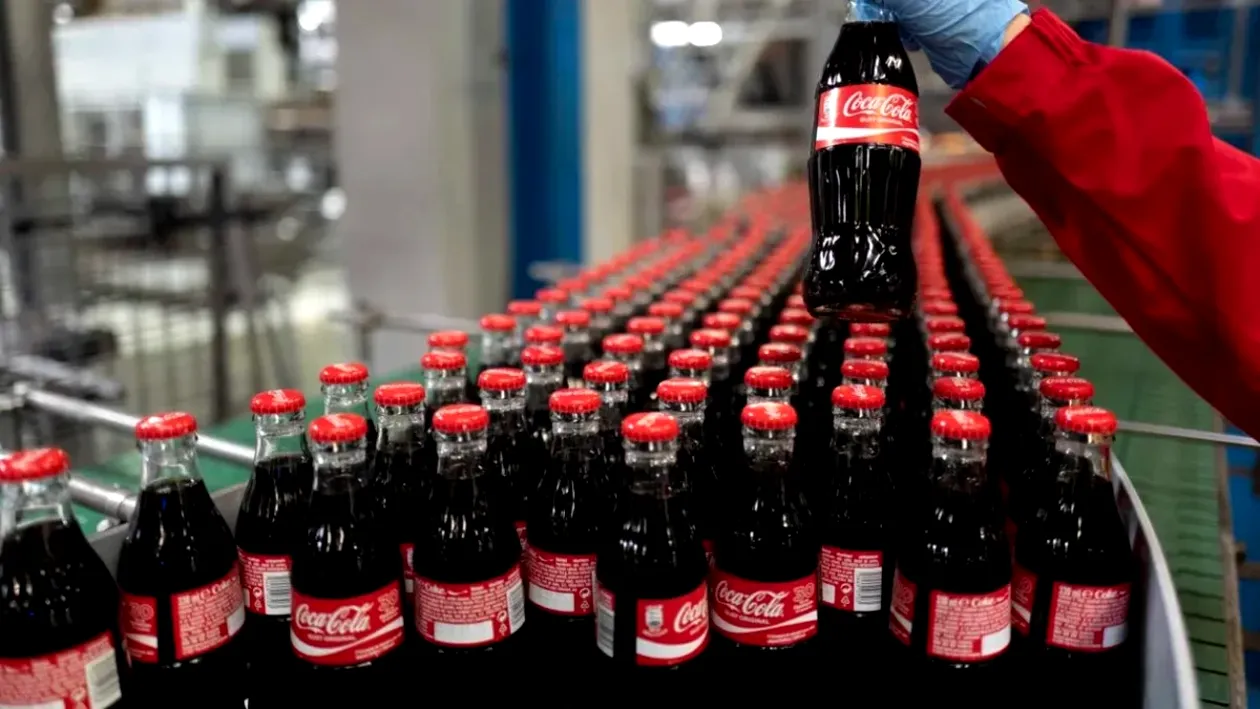 Cea mai virală băutură, Coca Cola, revine pe piața rusească. Ce alte băuturi se vor pune la vânzare