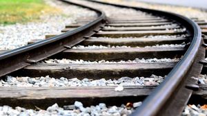 Accident teribil în Maramureș. Un tânăr de 20 de ani a încercat să se sinucidă, oprind mașina în fața unui tren. Tocmai ce pierduse la păcănele