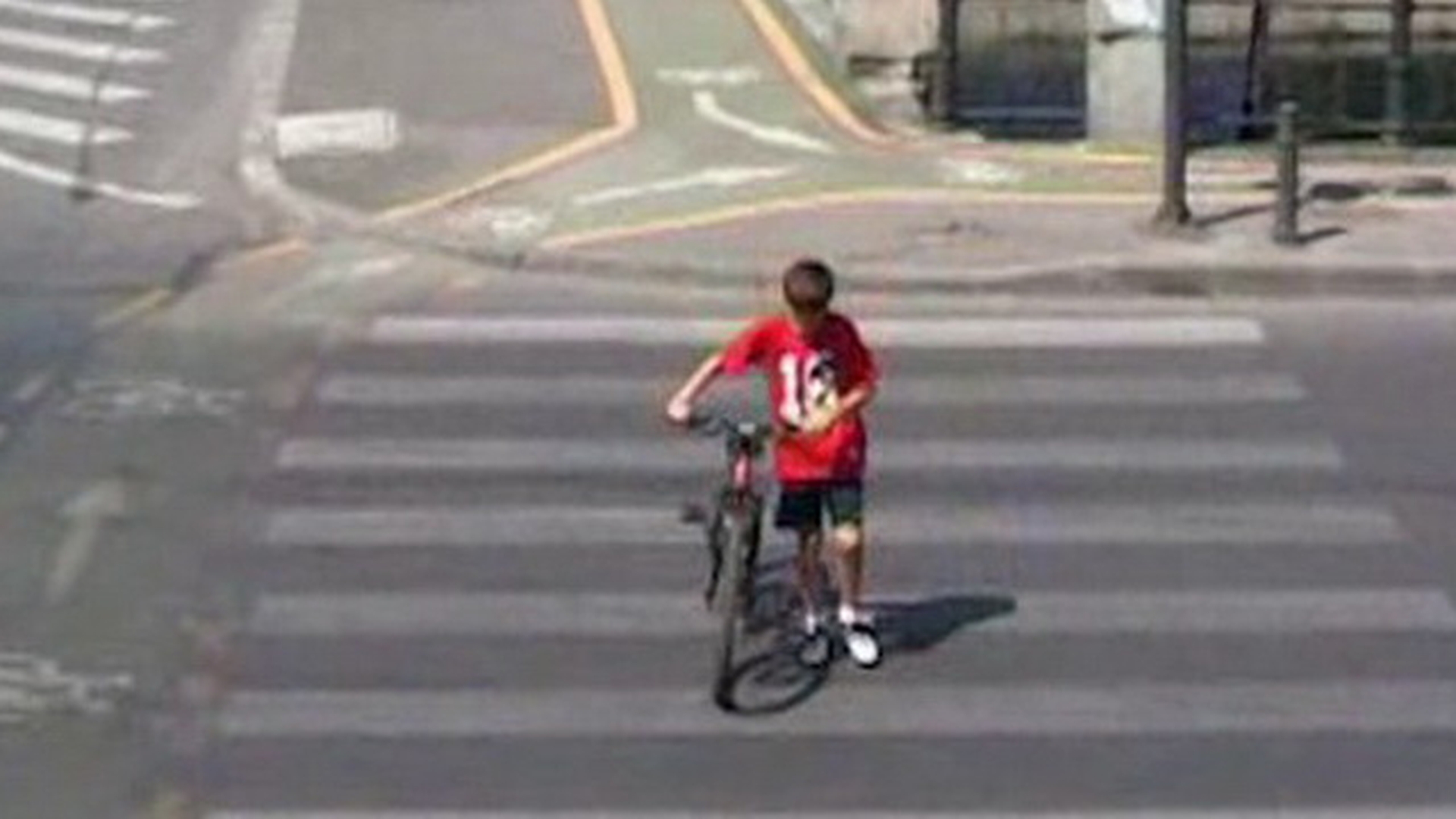 Ce a putut sa pateasca un tanar din Romania care a traversat pe bicicleta trecerea de pietoni: politistii l-au pedepsit GRAV!