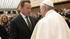 Celebrul ARNOLD SCHWARZENEGGER a stat la coadă pentru a ajunge în faţa Papei Francisc. Iată despre ce au discutat