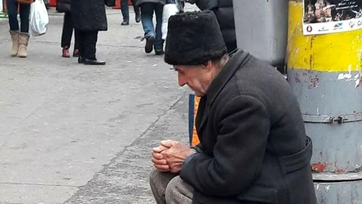 Un bătrânel din Cluj vinde legături de mărar cu 50 de bani, pentru că îi este prea rușine să cerșească! În fiecare zi, octogenarul se așează pe asfaltul rece pentru a strânge bani de pâine