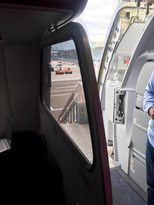 Scandalos! Ce au pățit câțiva pasageri români într-un avion low-cost Eindhoven – București
