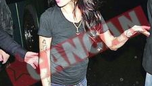 Amy Winehouse se drogheaza pe scena