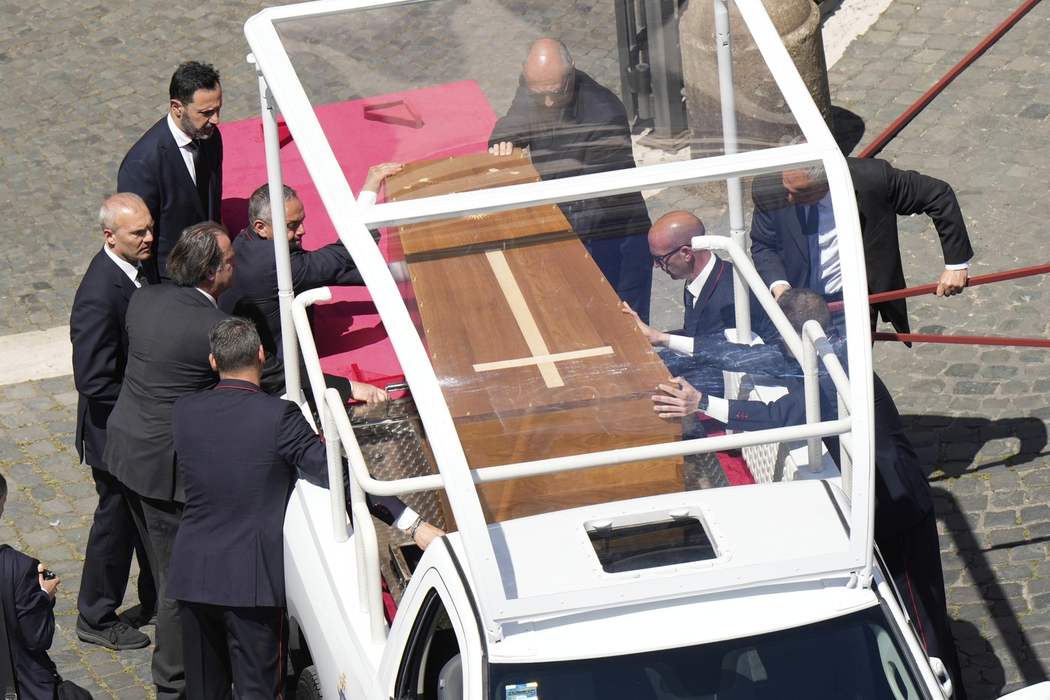 Sicriul cu trupul neînsuflețit al Papei Francisc a fost transportat cu un papamobil/ Sursa foto: Profimedia