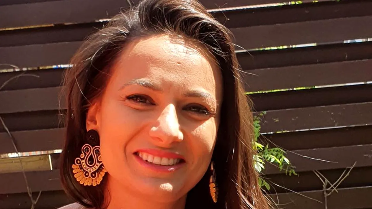 Teodora Ghenciu a pus un mesaj pentru colindători, pe ușa apartamentului. Când l-au citit, au făcut stânga-mprejur!