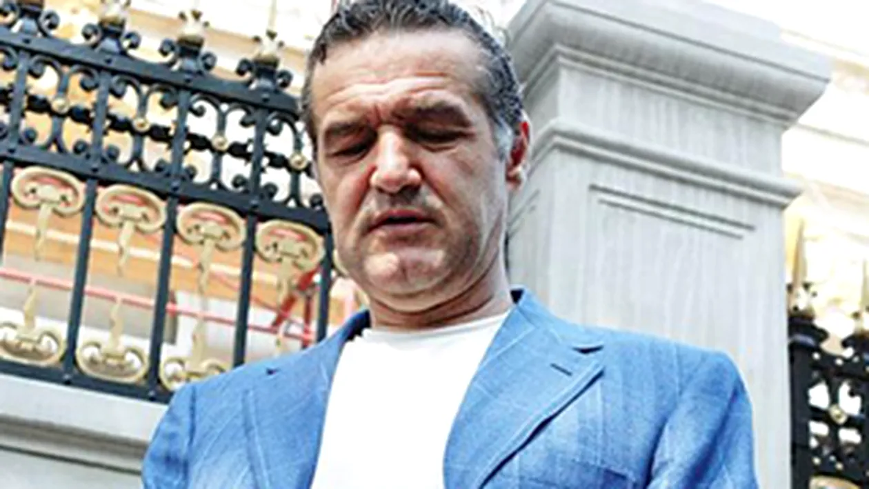 VIDEO Gigi Becali a fost luat cu asalt de peste 1.000 colindatori! Vezi cati bani le-a dat!