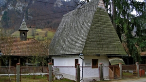 Casa memorială Avram Iancu din Târgu Mureş, mâzgălită cu mesaje obscene, care se încheie cu urarea "Trăiască Ungaria"